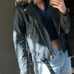 Skinnjacka i storlek S - Lite oversized trendig skinnjacka 
