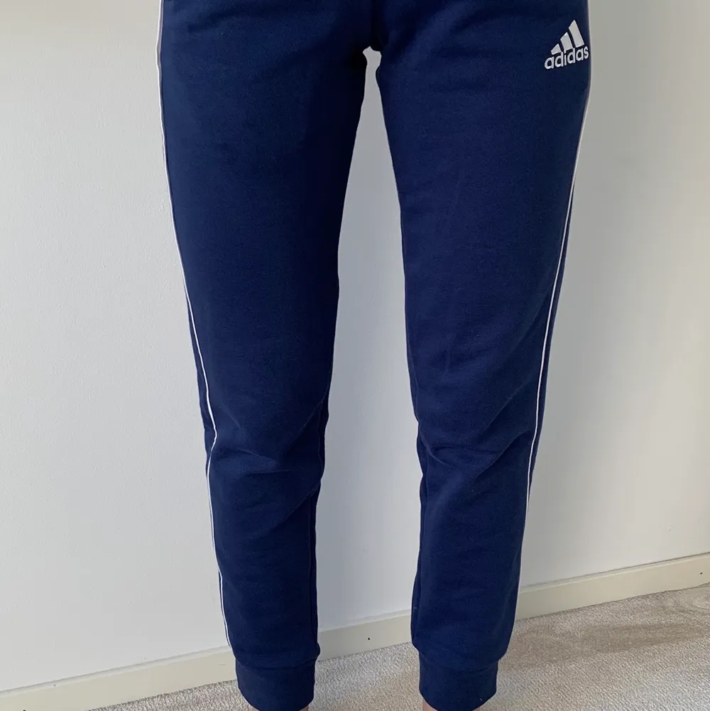 Mörkblåa Adidasbyxor i strl XS. Mjukisbyxor med fickor. Mycket bra skick och knappt använda. Mjukisbyxorna har mudd nere vid benen. Byxor-150kr. Priset går att diskuteras. 🌟🌟. Hoodies.