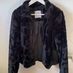 Pälsjacka - Så snygg jacka i fakepäls!