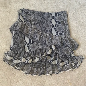 Ormmönstrad kjol! - Storlek 38 passar nog 34-38 beroende på önskad passform🥰