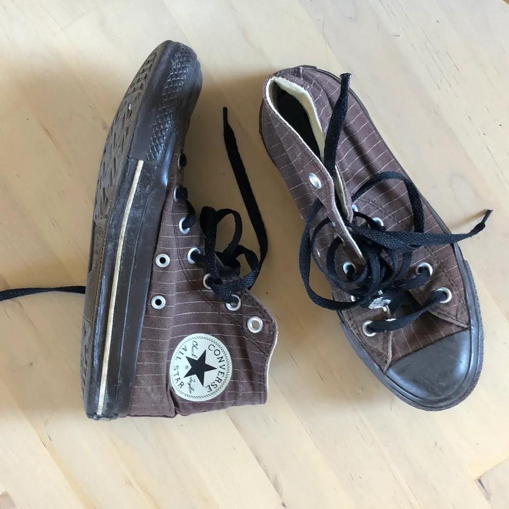 Väldict unika bruna converse! Väl använt skick, har lite färgstänk på framsidan på ena skon. Går såklart att byta snören om man vill ha andra! 💞🌱 . Skor.