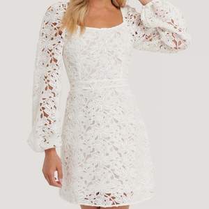 En vit klänning från NAKD som är helt slutsåld. Säljer pga fel storlek så helt oanvänd med lappen kvar! Storlek 36. Perfekt till studenten eller en skolavslutning 🥰  Köp direkt för 400 +frakt eller buda 💗