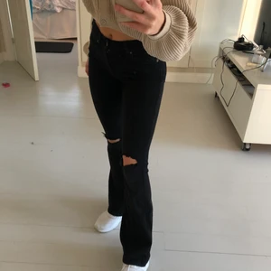 Dr denim bootcutjeans - Snygga svarta bootcut-jeans från Dr Denim. Middle waist, Strl Xs,30 med egen klippta hål i knäna. Nypris: 500kr 