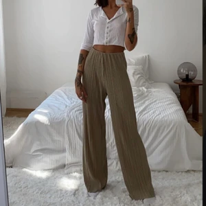 Helt nya från Gina tricot  - Helt nya med prislapp kvar. Första bilden är lånad. 