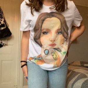 T-shirt från Zara  - Jättesöt T-shirt från Zara! Använt någon enstaka gång så den är fortfarande som ny. Köpt för nästan 300kr. Den är i storlek M men passar även minde storlekar om man vill ha den lite oversize! Är flexibel med pris i samband med snabbt köp 🥰