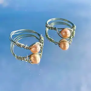 Handgjord ring med pärla i mitten, ifall du vill köpa så hjälper det verkligen att skriva mått på ditt finger! 🪴