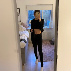 Svarta low Waist jeans - Snygga, stilrena lågmidjade jeans. Passar till allt, både när du ska vara uppkläd men också till vardags. Säljer för att jag redan har ett par liknande⚡️ de är långa i benen✨ storlek XS men kan nog passa en S också👍🏼 frakt tillkommer