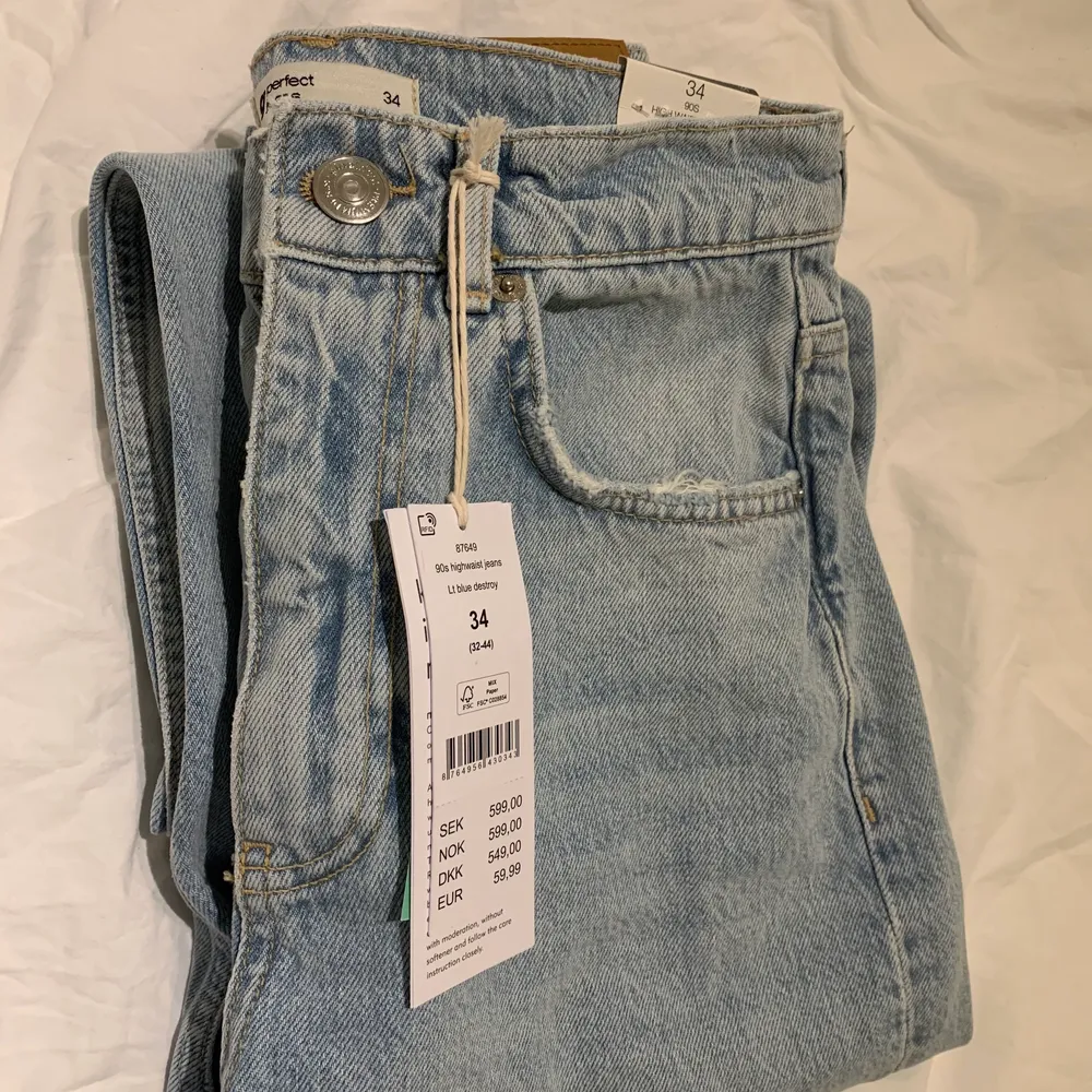 Säljer dessa superfina jeansen från Gina tricot i strlk 34, de är helt oanvända med lappar kvar. ☺️ Beställde två par och hann inte returnera dessa ✨ lånade bilder förutom sista. Köparen står för frakt. Jeans & Byxor.