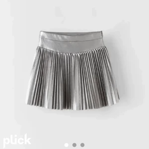 Zara kjol - Jag säljer denna fina silvriga zara kjol från barn pga ingen användning för den, har använt den max 3-4 gånger!😇passar som en small ( lånande bilder )