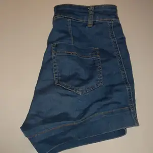 Högmidjade, lite längre shorts med snygga fickor fram 😍 härlig blå färg och i skönt material (inte riktigt jeans). Storlek 34 men passar 36, från Bikbon (slutsålt)