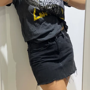 Kjol  - En skitsnygg jeanskjol ifrån zara, tyvärr för stor för mig, en storlek 36/S, jag är 157 och den är perfekt längd för mig. Köptes för 350 säljes för 100kr 