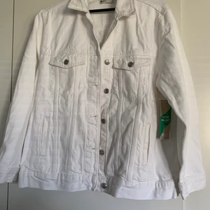 Oanvänd jeansjacka - Oversize vit jeansjacka som är helt oanvänd (lapparna finns kvar) hann inte skicka tillbaka och kom inte till användning. Jättefin till sommaren! Nypris 499kr