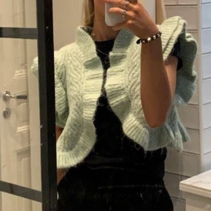 Stickad grön volang kofta - Jättefin oanvänd kofta från zara!!🤍🤍 (första bilden är lånad)