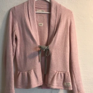 Odd Molly kofta  - Superfin kofta från odd Molly! Varsamt använd, superfint skick. Används tyvärr inte längre.. storlek 1 motsvarar Small🥰