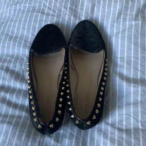 Zara skor - Säljer dessa otroligt fina skor ifrån zara i strl 36!💕Säljer pga att dem är försmå. Guldiga nitar på sidan som är sjukt snygga! Köpt för 300kr och säljer för 100kr-150kr💕💕