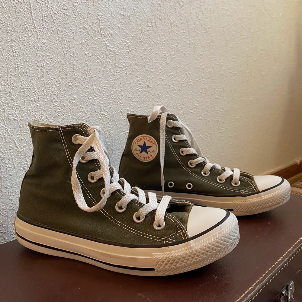 Säljer mina coola trendiga converse pågrund av att de har blivit försmå för mig. Är i storlek 36,5 men passar även 37 (dem är 23 cm inuti) Dem är använda men i ett väldigt fint skick. Om flera är intresserade blir det budgivning. Skor.