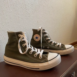 Gröna Converse  - Säljer mina coola trendiga converse pågrund av att de har blivit försmå för mig. Är i storlek 36,5 men passar även 37 (dem är 23 cm inuti) Dem är använda men i ett väldigt fint skick. Om flera är intresserade blir det budgivning