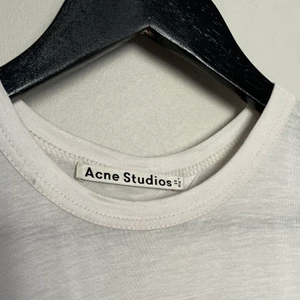 Acne studios klänning strl. XS - Vadlång skir klänning i tencel. Fint skick, sparsamt använd. Fin drapering baktill!