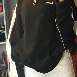 Nike hoodie  - Svart hoodie med vita detaljer, skriv privat för bättre bilder