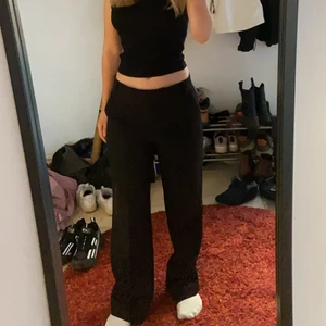 KOSTYMBYXOR - Säljer mina kostymbyxor använda 1 gång . Storlek S