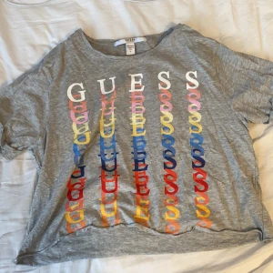 En t-shirt - En fin GUESS t-shirt. Det står på tröjan att det är storlek L men den är lite liten på storleken. har använt tröjan 1 gång