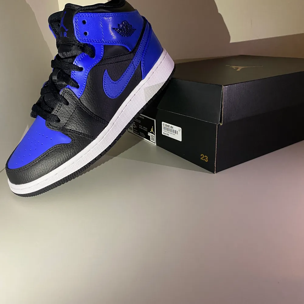 Jordan 1 Mid Hyper Royal 36-40 1600kr 41-44.5 2000kr. Skor.