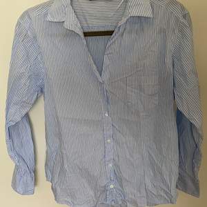 Superfin skjorta i vit och ljusblå. Använd ett fåtal gånger. Kan fraktas!✨