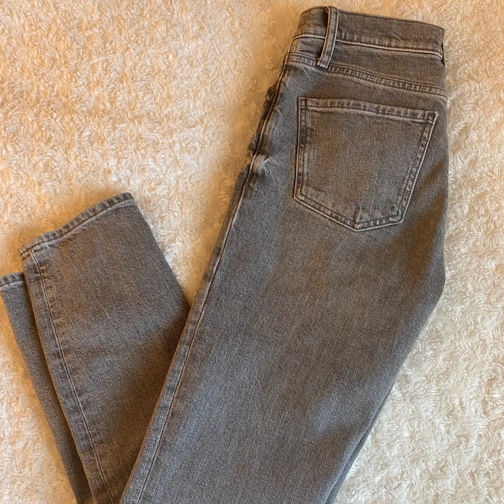 Säljer mina supersnygga gråa slim jeans från Mango pga fel storlek. Endast använda ett fåtal gånger, är i nyskick. Storlek 32, något kortare (ankellängd). Köparen står för frakten! . Jeans & Byxor.