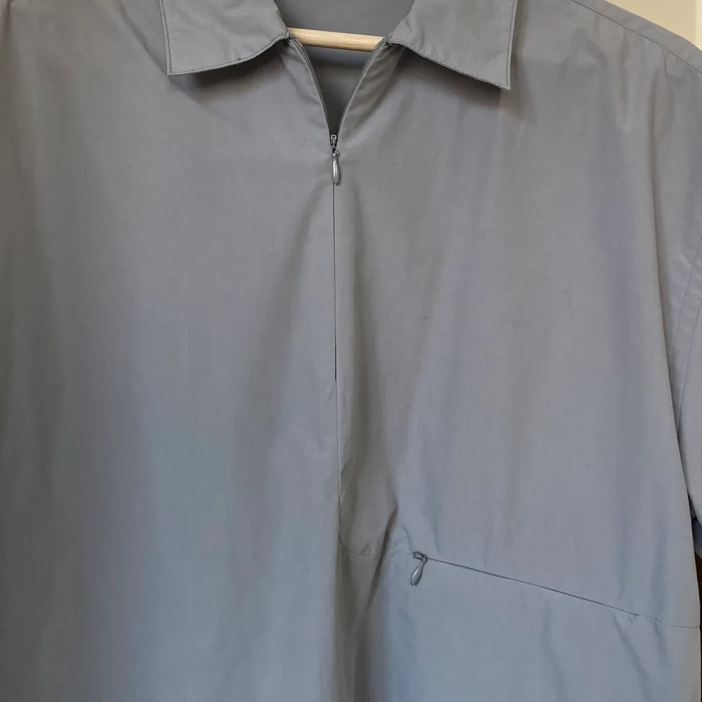 Oversized prasslig skjorta storlek L, lite cos-aktig! Två små dragkedjor, undre blir till en ficka. Väldigt bra skick! härligt material. Funkar både på herr och dam!. Skjortor.