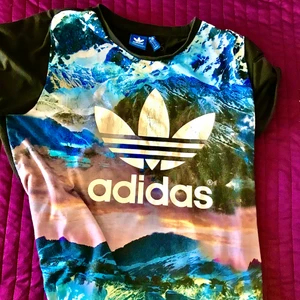 Adidas T-shirt, ovanligt mönster - Skicket är bra. Urtvättad men som skönast så kan ju säga direkt! Färgerna är inget som påverkarduuuvvvvvvvvvvvv