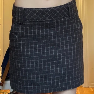 Kjol - Jättefin, Kort Kjol från Esprit. Jättebra skick, strl M/S. Säljer pga ingen användning av den. Köparen står för frakt😌