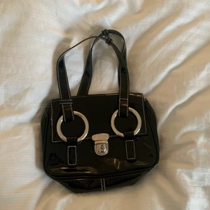 väska - köpt secondhand. bra skick och säljer pga att jag inte får någon användning av den😚