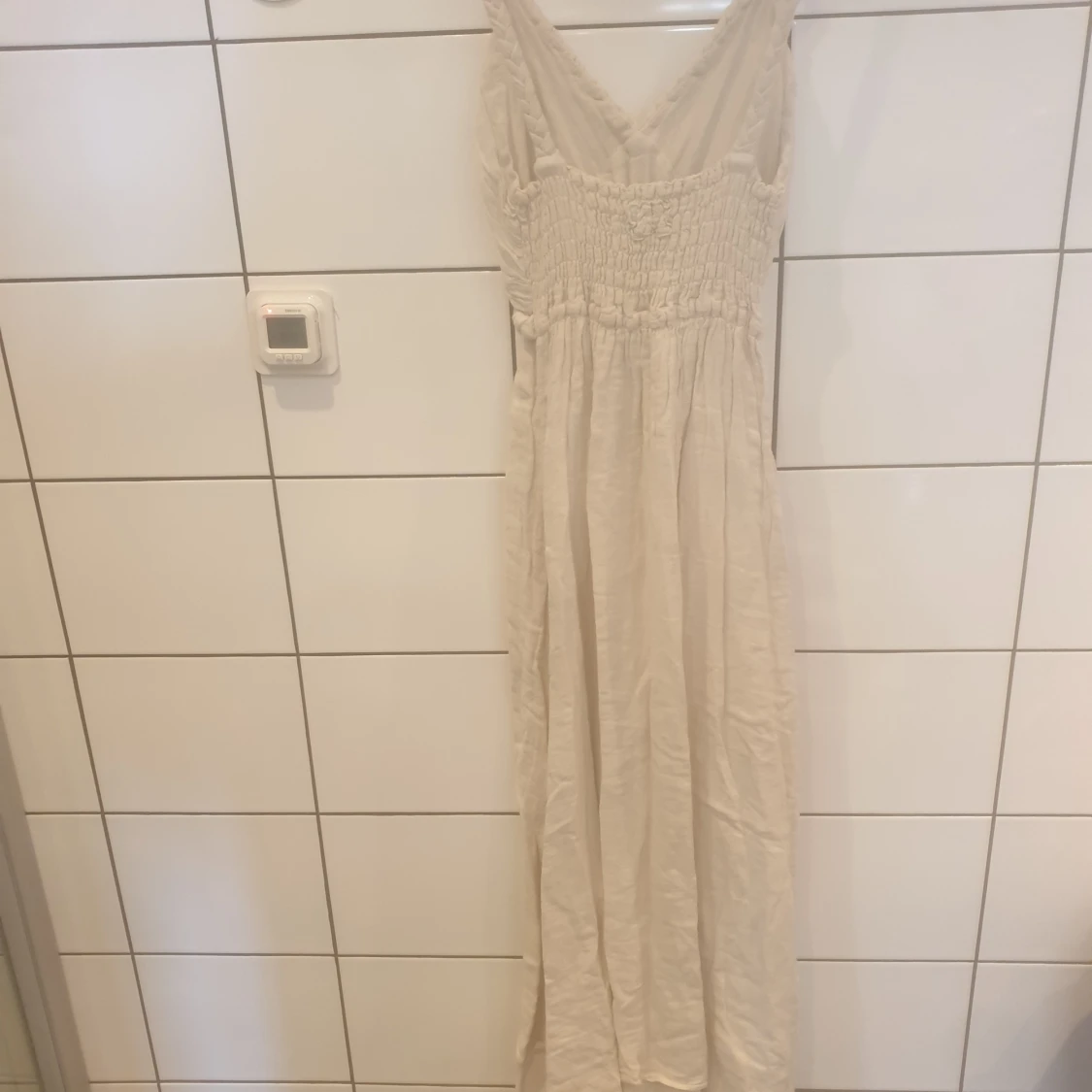 Naturvit linneklänning med flätade detaljer  - 90