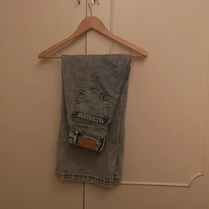 Jeans  -  Str ljusblåa jeans med vida ben, I väldigt bra skick. Passar 155cm 