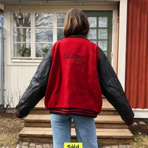 Snygg varistyjacka - Snygg collegejacka som kommer från USA. Materialet är skinn och ylle. Den har inga synliga defekter. Jag säljer då den inte är min Stil längre. Pris går att diskuteras. (Föra ägarens bilder)