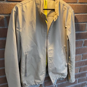 Moncler vårjacka - Size: 3 / M, Cond: 10/10 knappt använd, QR kod som funkar samt tags medföljer. 