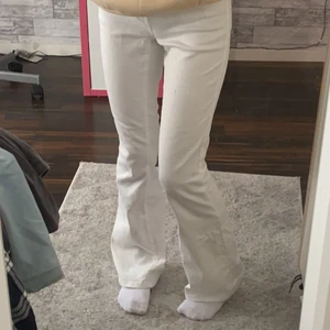 jeans vita - säljer ett par vita jeans från ”Vila” dom är i nyskick!💖 399kr i nypris och säljer nu för 100kr!💗
