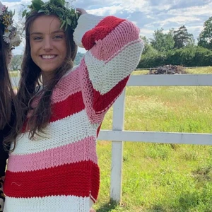 Virkad tröja - Rosa-röd-vit grov virkad tröja! Perfekt för sena sommarkvällar!