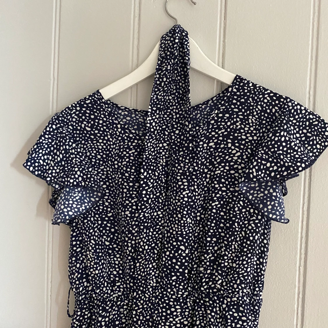 Mörk blå mönstrad klänning - 90