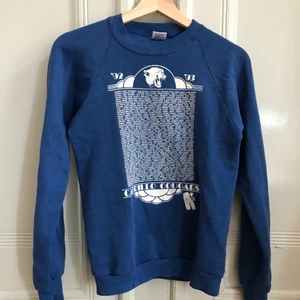 Vintage 90s Sweatshirt  - Vintage sweatshirt från 90-talet🌼 Mjuk sweater med ett mycket snyggt tryck! Normalt vintage-skick. Kontakta mig vid frågor :)