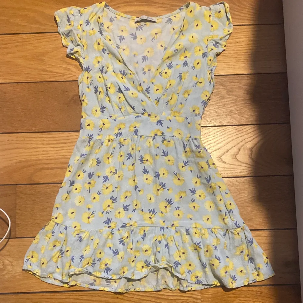 Riktigt trendig och snygg klänning från pull and bear, passar perfekt till vår och sommar trenden med blommiga klänningar. Storlek M men passar även S (jag är 171cm)  nypris 150. 80kr+frakt. Klänningar.