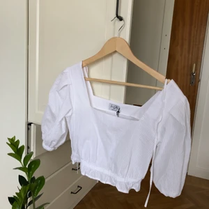 Vit blus från NA-KD - Supersöt blus med puffärm som tyvärr aldrig kommit till användning. 