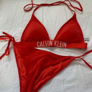 Säljer min superfina Calvin Klein Bikini då den tyvärr blivit för liten. Storleken är S och går att anpassa genom att knyta. Den är använd några fåtal gånger och är i super fint skick❤️❤️ Om du endast önskar att köpa en av delarna går de även bra! Toppen kostar då 150kr och underdelen 90kr