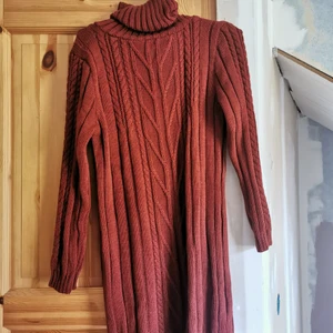 Stickad klänning  - Roströd stickad klänning med krage, går ner till knäna och är lång armad, stl m/l men mer som m