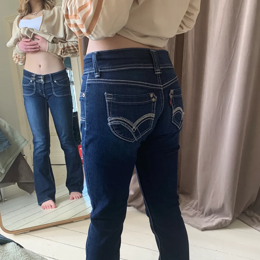 Säljer dessa asnajs lågmidiade levis då jag har fler jeans än ja hinner andvända😬💕, storleken är 26/32 o på mig som e 165 slutade de precis vi golvet (hon på bilden är 162ish). Först till kvarn gäller! GRATIS FRAKT. Jeans & Byxor.