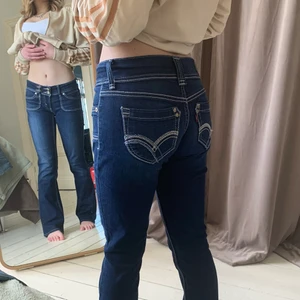 Lågmidiade levis  - Säljer dessa asnajs lågmidiade levis då jag har fler jeans än ja hinner andvända😬💕, storleken är 26/32 o på mig som e 165 slutade de precis vi golvet (hon på bilden är 162ish). Först till kvarn gäller! GRATIS FRAKT