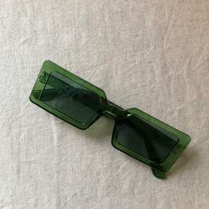 Supertrendiga solglasögon från Shein. Aldrig använda. Första bilden är min, den andra är lånad ☘️☘️