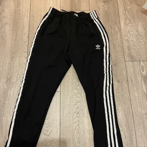 Adidas byxor - Hej säljer nu mina oanvända adidas byxor i storlek 38 då de var för små för mig redan när jag fick de. De är som nya och mycket fina. 