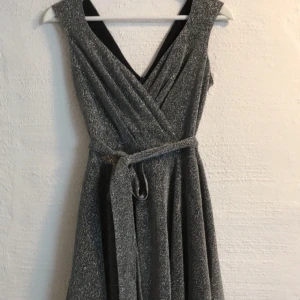 Festklänning  - Jättefin festklänning helt i glitter! Bekväm och super söt. Endast använd en gång! 🥰