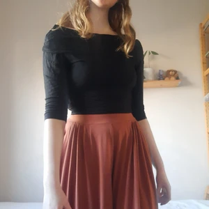 Boatneck - Tröja med söt krage och boatneck. Använde mest när jag hade S, har M nu och sitter fortfarande bra. Kommer dock aldrig till användning, så en såhär söt topp gör sig bättre i någon annans garderob. 